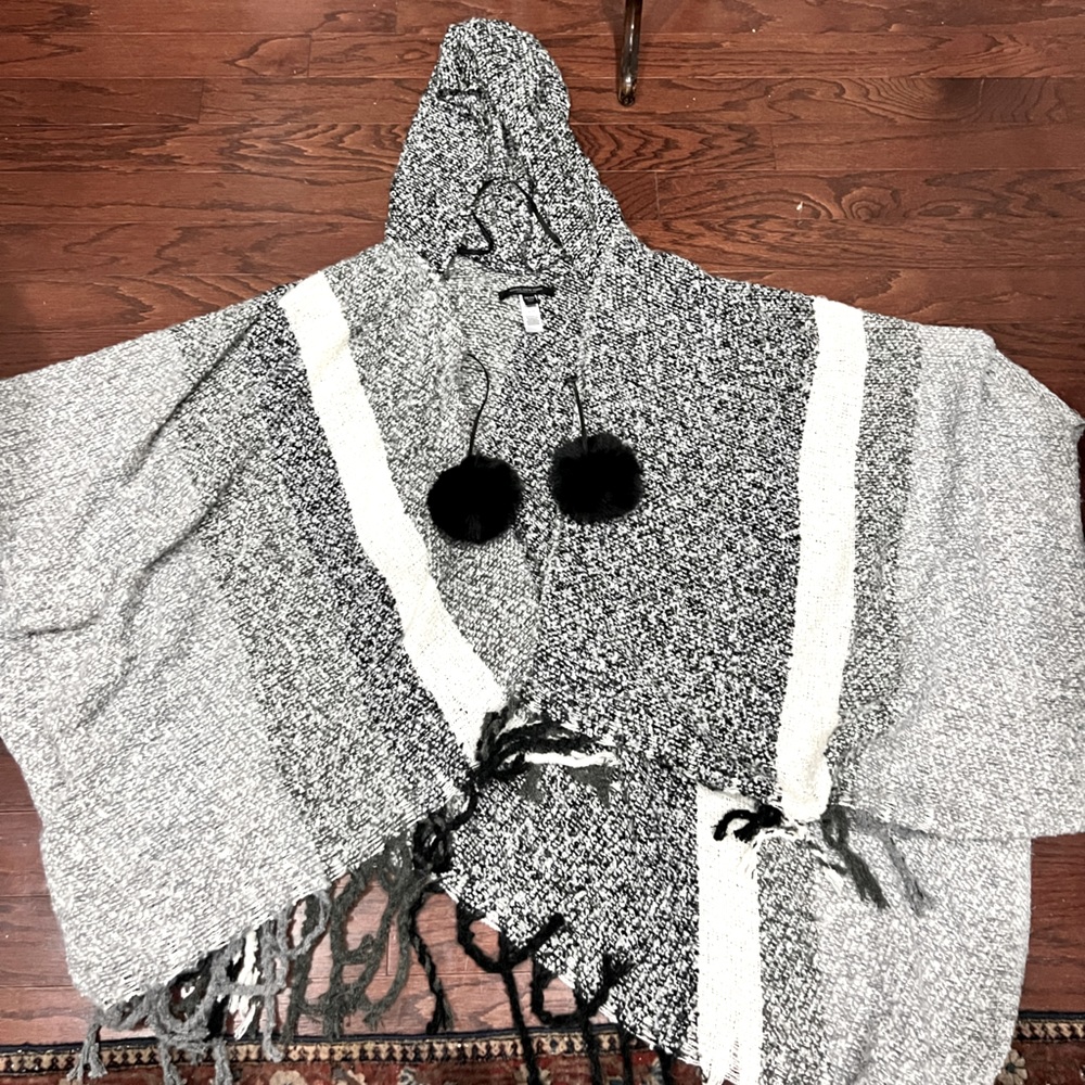 Gray poncho with hood/ Marc New York